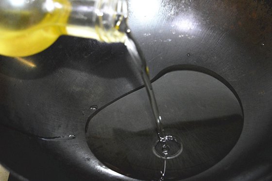 水在热油锅里为甚么会爆炸