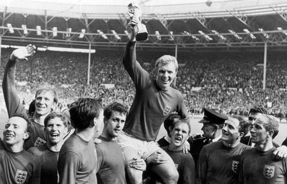 1966年英格兰捧起了鼎力神杯