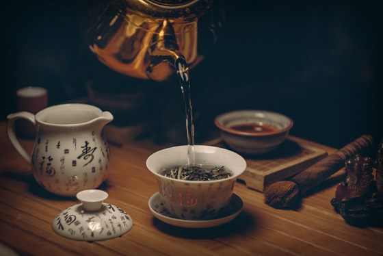 为甚么炎天喝热茶解渴