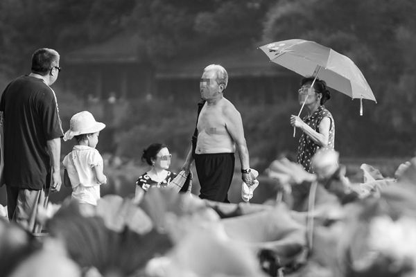 赤膊光膀怎样读,赤膊光膀是甚么意义
