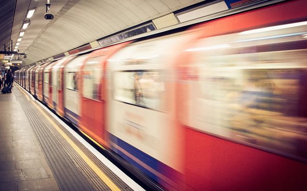 同是地铁为甚么有的叫subway,有的却叫metro?