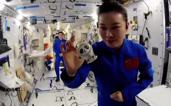 天宫讲堂第二课太空抛物尝试景象及道理是甚么？