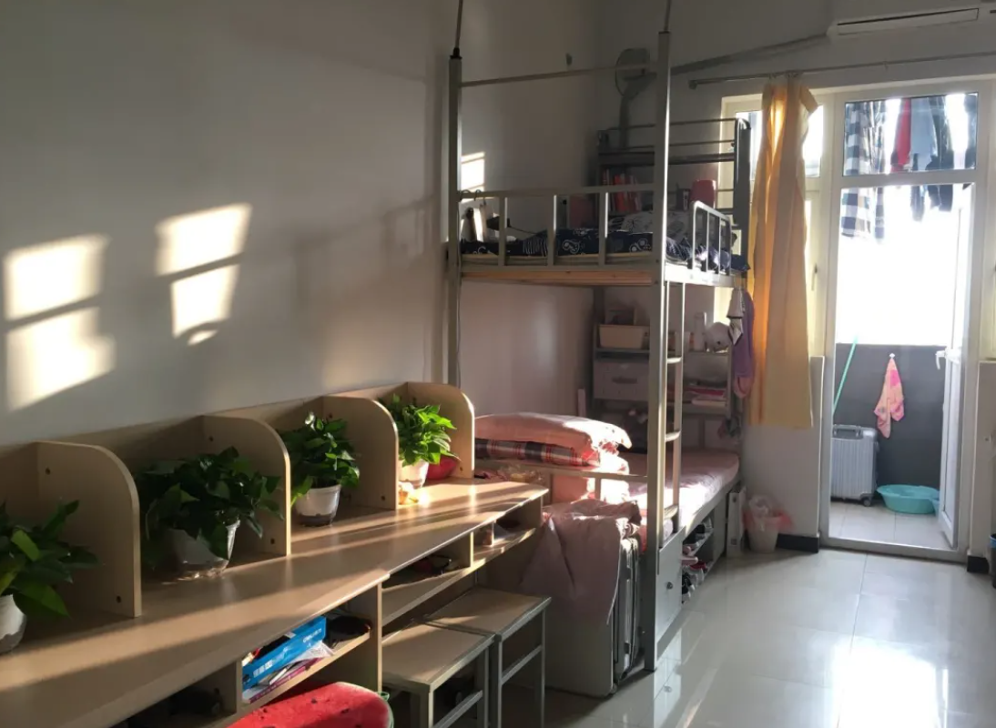 南边产业大学宿舍前提怎样样,有空协调自力洗手间吗？（附宿舍图片）