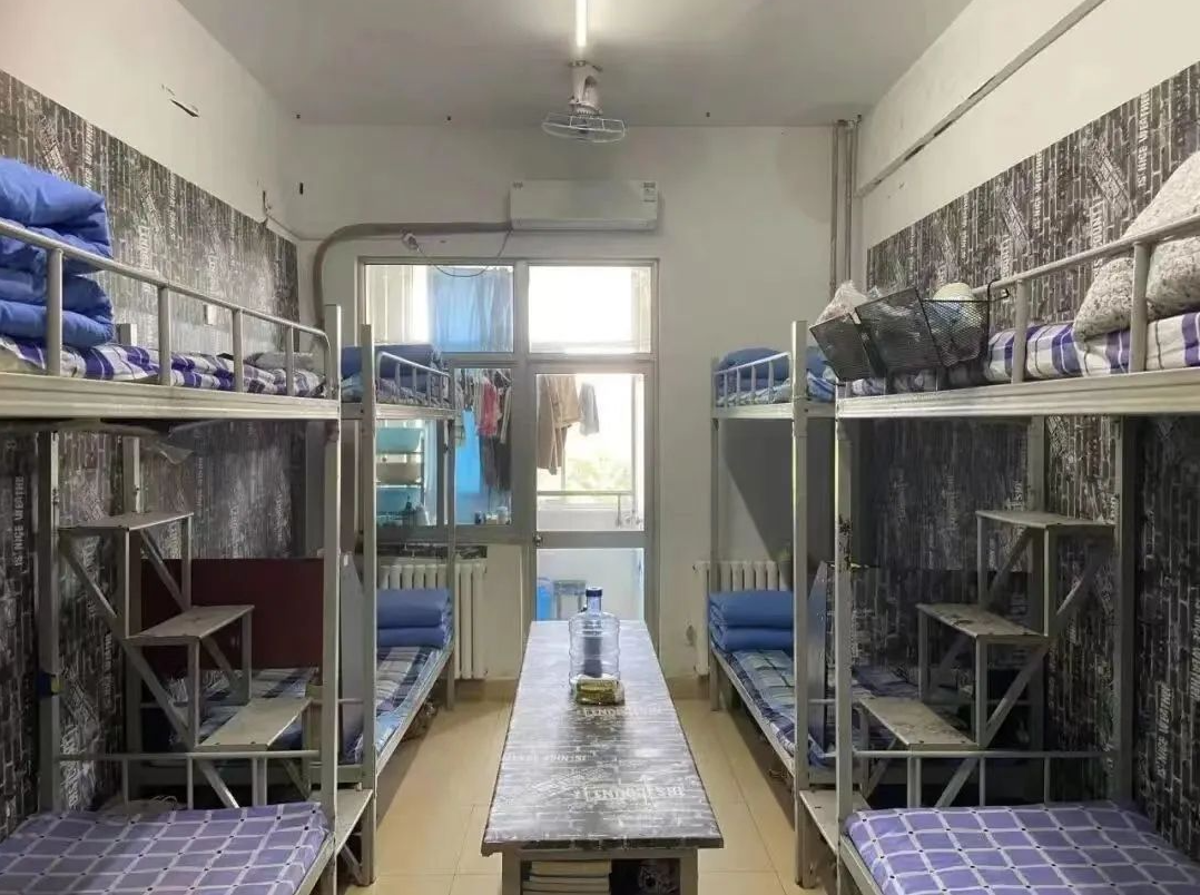 山东英才学院宿舍前提怎样样,有空协调自力洗手间吗?(附宿舍图片)