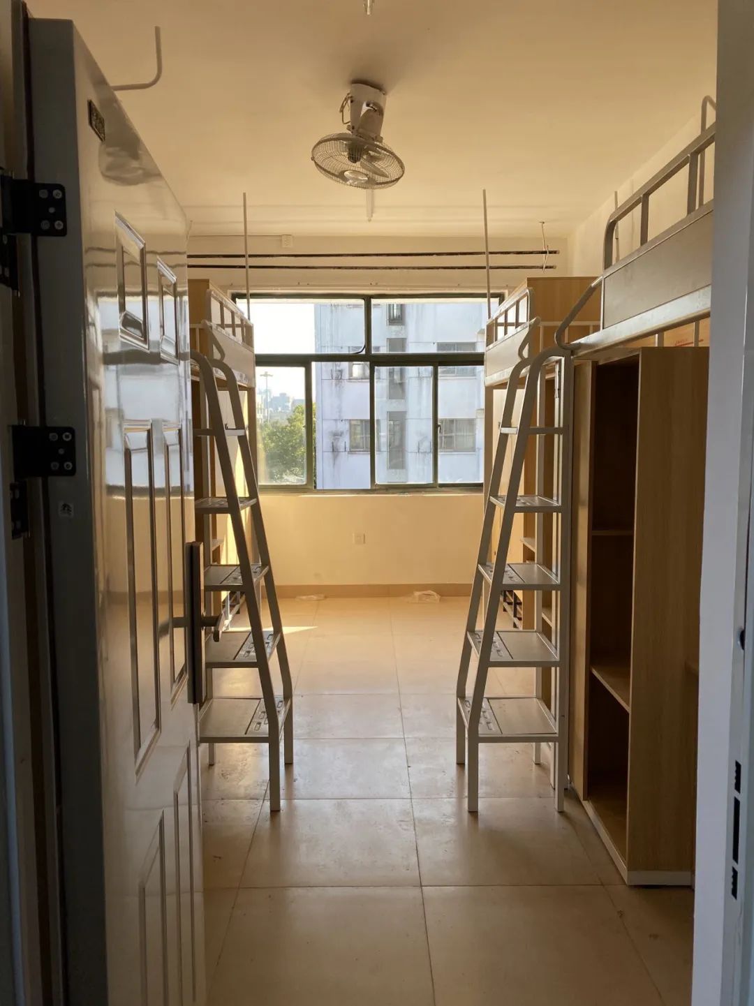 浙江产业大学宿舍前提怎样样,有空协调自力洗手间吗？（附宿舍图片）