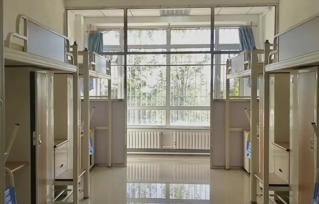 大连民族大学宿舍前提怎样样,有空协调自力洗手间吗？（附宿舍图片）