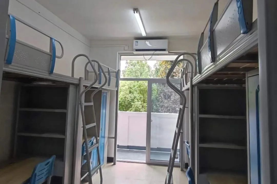 合肥产业大学宿舍前提怎样样,有空协调自力洗手间吗?(附宿舍图片)