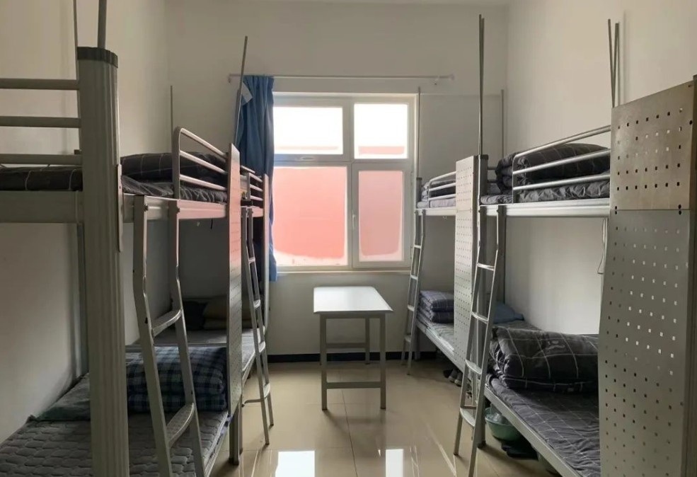 河北西方学院宿舍前提怎样样,有空协调自力洗手间吗？（附宿舍图片）