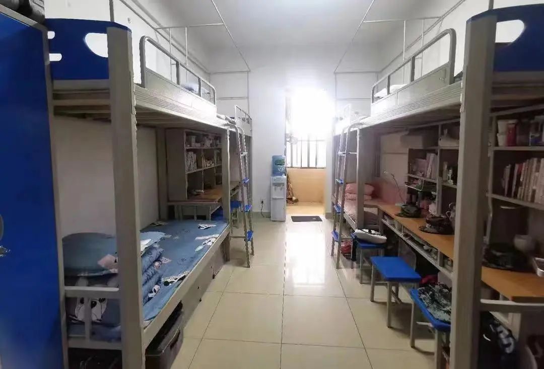 云南财经大学宿舍前提怎样样,有空协调自力洗手间吗？（附宿舍图片）
