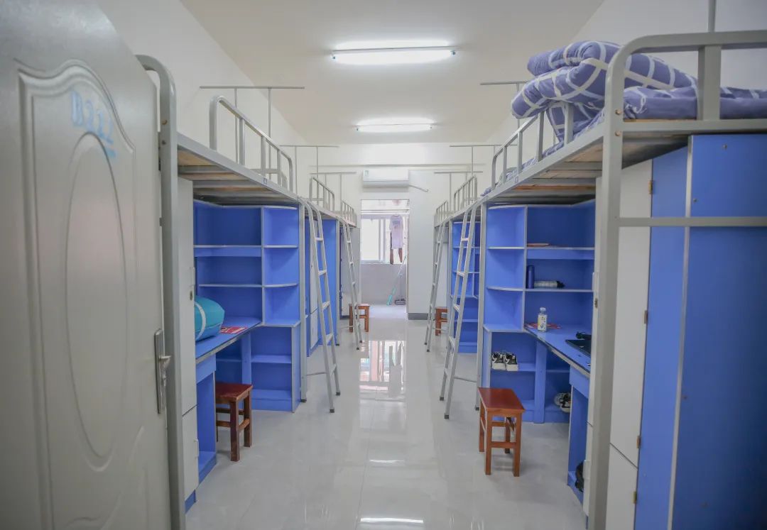 湖北汽车产业学院宿舍前提怎样样,有空协调自力洗手间吗?(附宿舍图片)