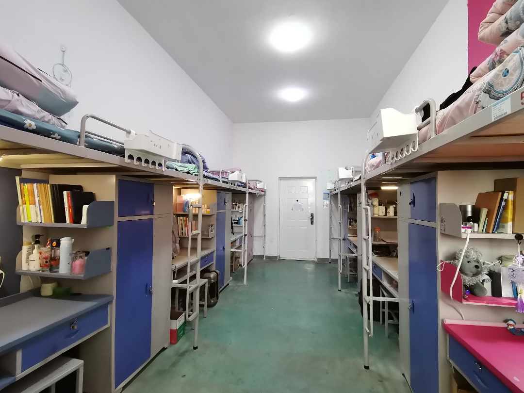 新疆科技学院宿舍前提怎样样,有空协调自力洗手间吗？（附宿舍图片）