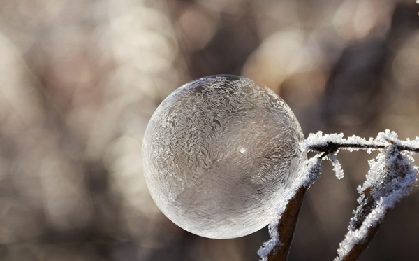 为甚么雪是红色的而冰是通明的,雪花和冰的区分是甚么？