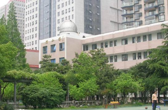 金陵中学是公立仍是私立,是重点中学吗？