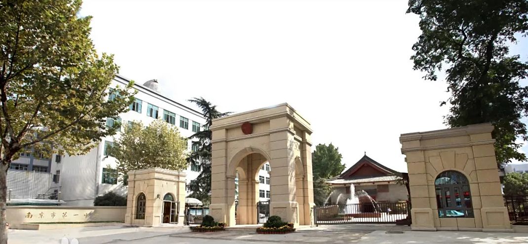 第一中学简介概略（建校汗青、地点、师资、校训、情况）