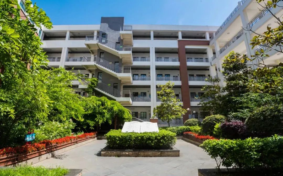 南京市板桥中学是公立仍是私立,是重点中学吗?
