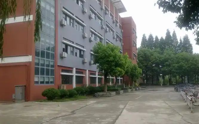 南京市溧水区第二高等中学是公立仍是私立,是重点中学吗？