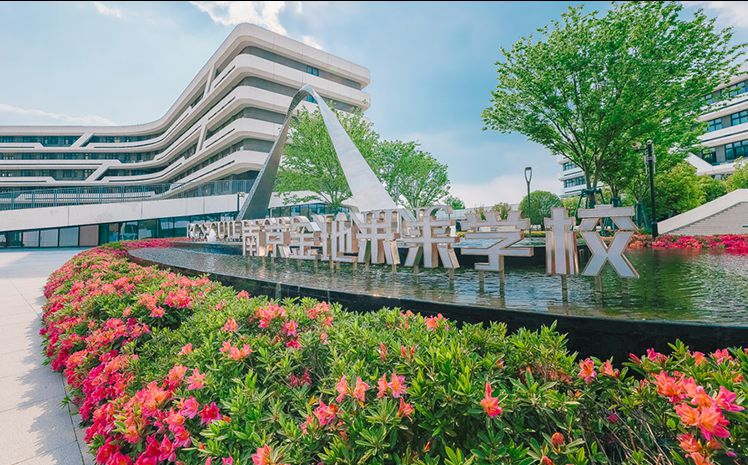 南京金地将来黉舍简介概略（建校汗青、地点、师资、校训、情况）