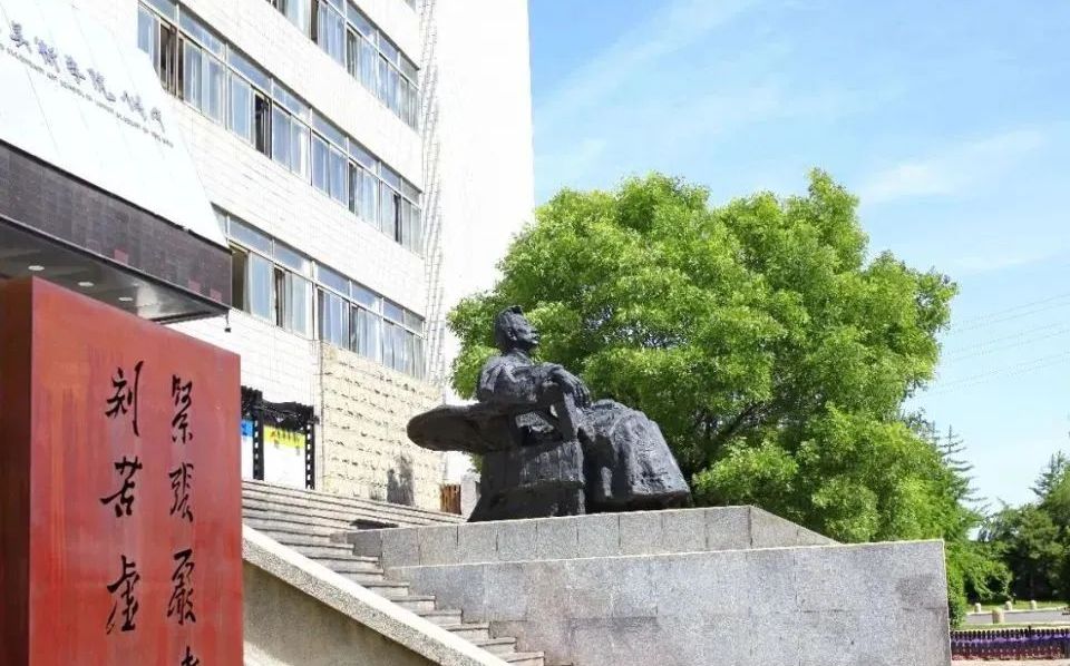 吴中区金山高等中学是公立仍是私立,是重点中学吗？