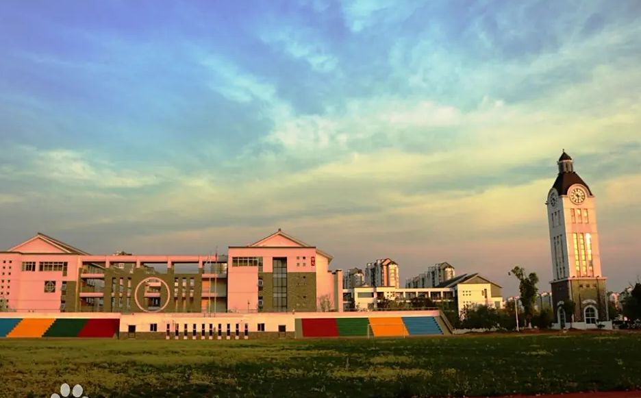 张家港市崇真中学是公立仍是私立,是重点中学吗？