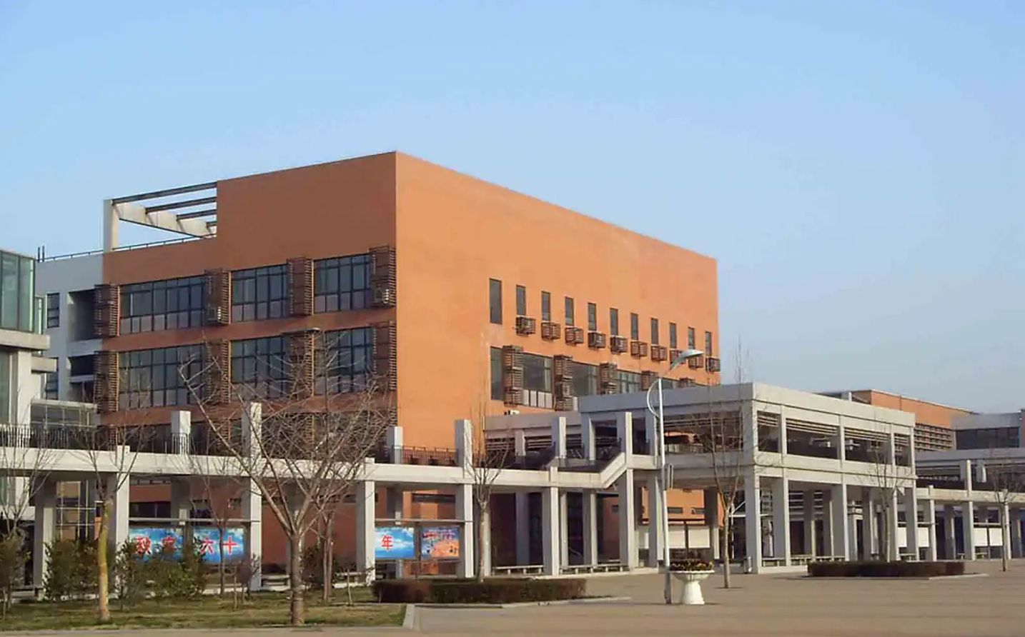 郑州市第一中学在郑州的排名第几,南外属于甚么层次？