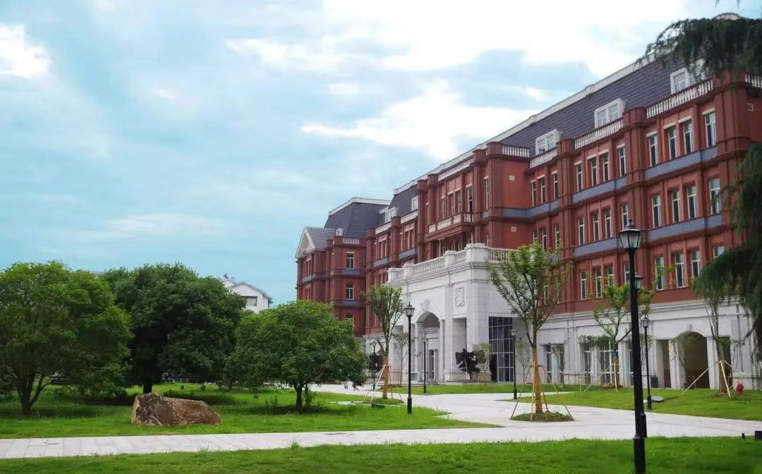 江苏省本国语黉舍简介概略（建校汗青、地点、师资、校训、情况）