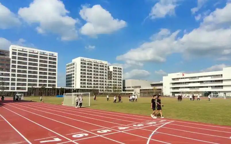 巴城高等中学是公立仍是私立,是重点中学吗？
