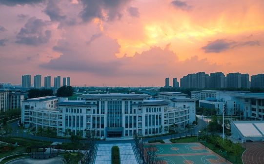 郑州市第四高等中学简介概略（建校汗青、地点、师资、校训、情况）