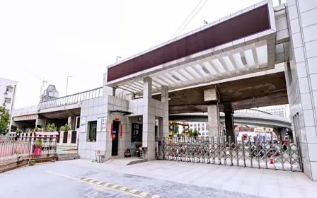 郑州市第一零一中学是公立仍是私立,是重点中学吗？