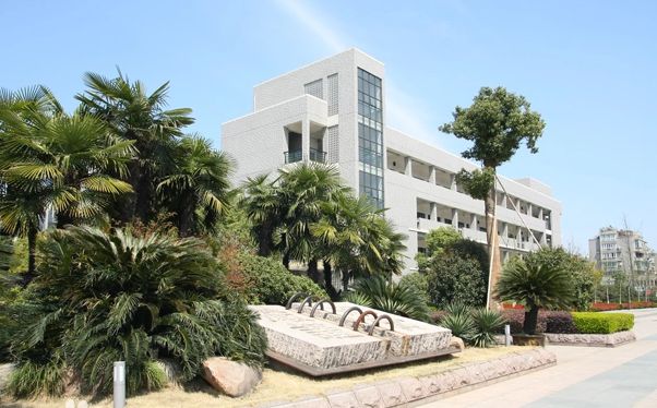 杭州第四中学是公立仍是私立,是重点中学吗?