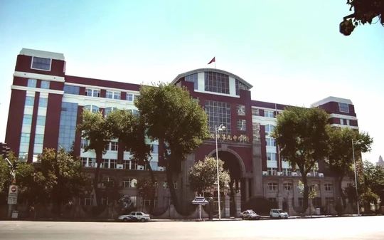 哈尔滨市第九中黉舍是公立仍是私立,是重点中学吗？