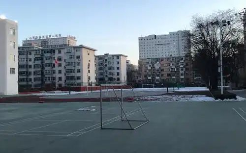 哈尔滨市第十二中黉舍是公立仍是私立,是重点中学吗？