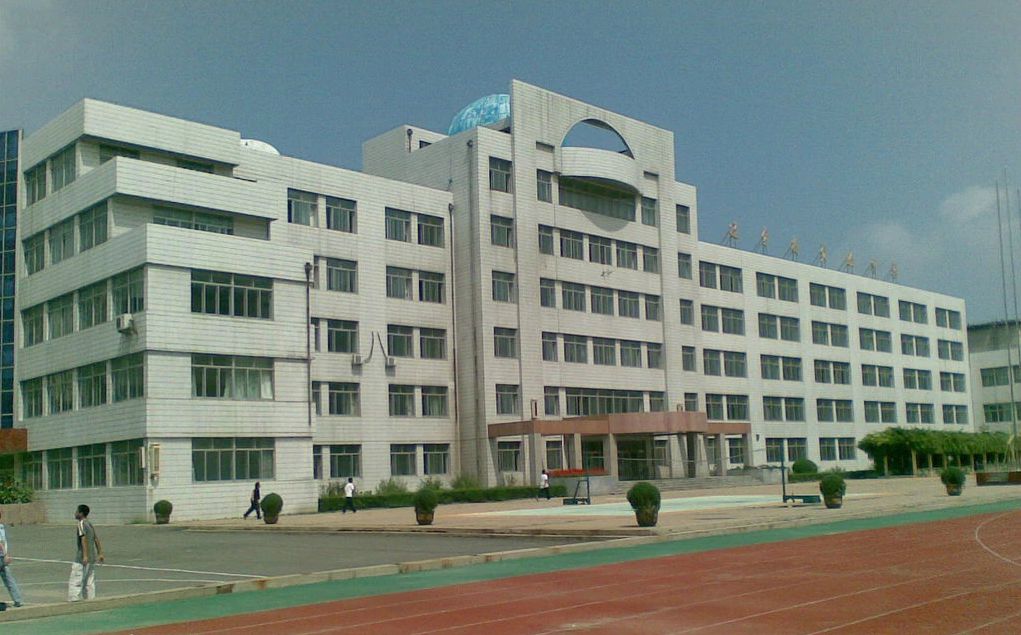 辽宁省尝试中学是公立仍是私立,是重点中学吗？