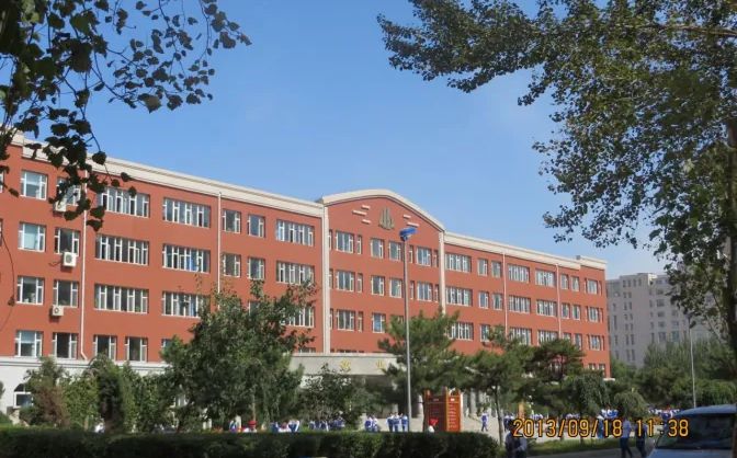 长春市十一高中是公立仍是私立,是重点中学吗？