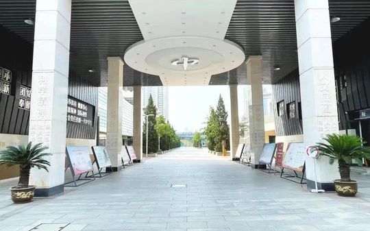 天津市第四十二中学是公立仍是私立,是重点中学吗？