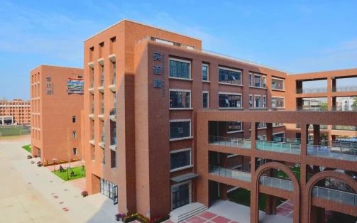 石家庄市第二中学是公立仍是私立,是重点中学吗？