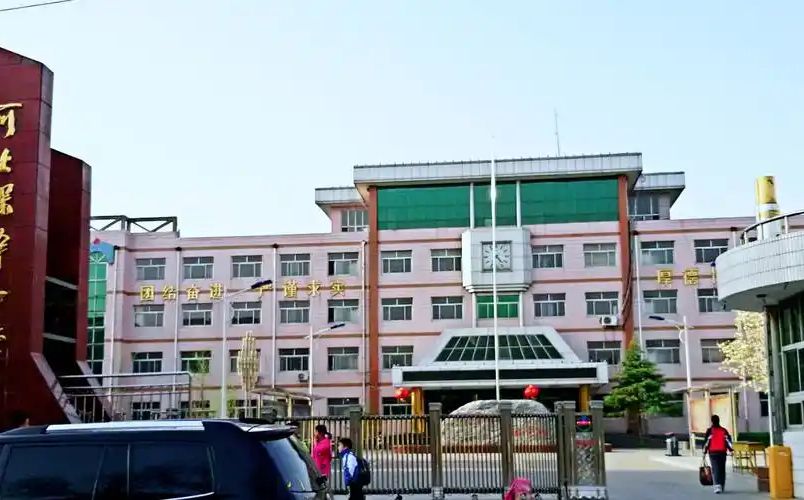 河北省深泽县中学是公立仍是私立,是重点中学吗?