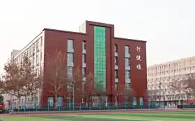 石家庄精英中学是公立仍是私立,是重点中学吗？