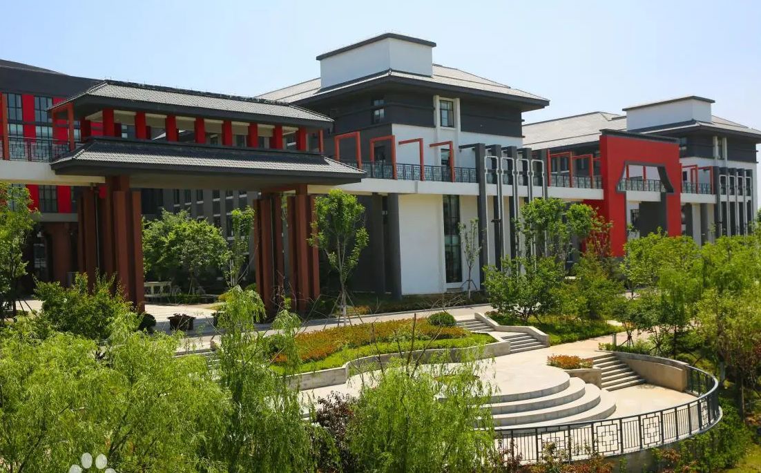 青岛市尝试高等中学在青岛的排名第几,属于甚么层次?