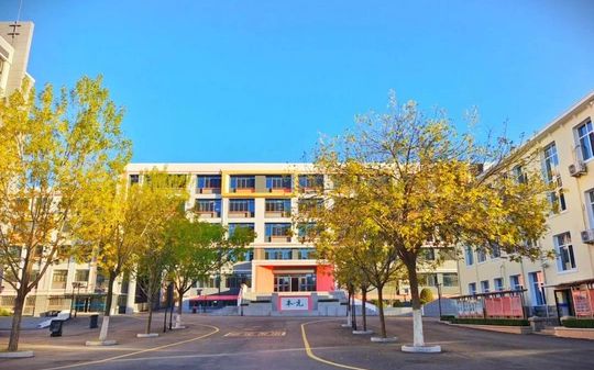 山东省青岛第十六中学是公立仍是私立,是重点中学吗？