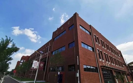济南大学城尝试高等中黉舍区在哪_在甚么区？