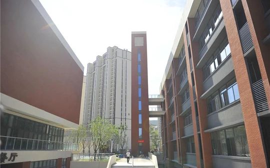 山东省济钢高等中学是公立仍是私立,是重点中学吗？