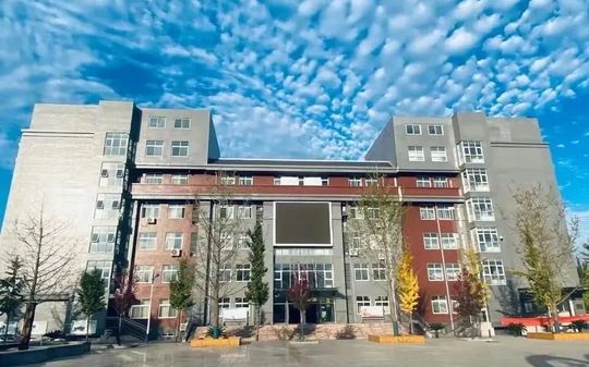 济南高新区尝试中学是公立仍是私立,是重点中学吗？
