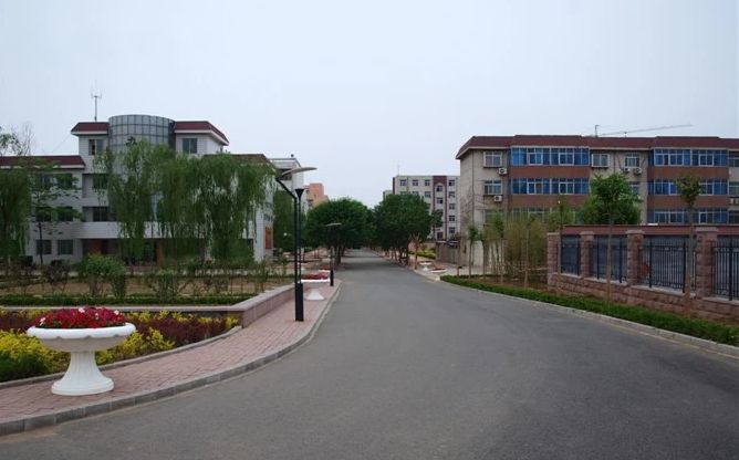 商河县第一中学是公立仍是私立,是重点中学吗？