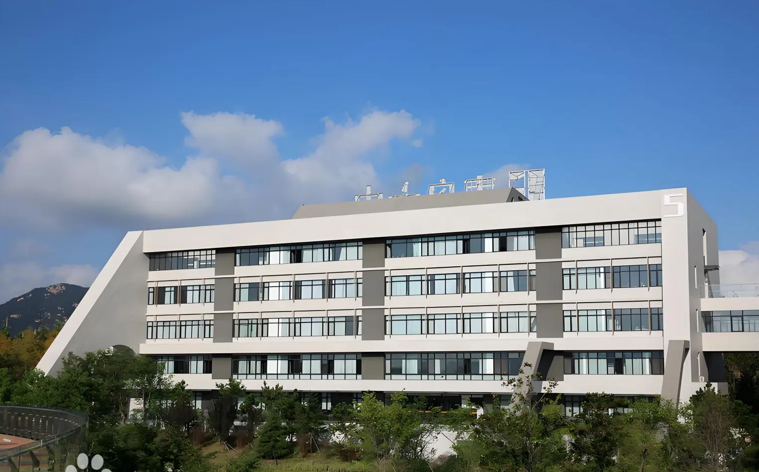 山东省青岛第六中学是公立仍是私立,是重点中学吗？