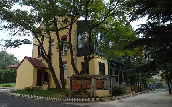山东省青岛第九中学简介概略(建校汗青、地点、师资、校训、情况)