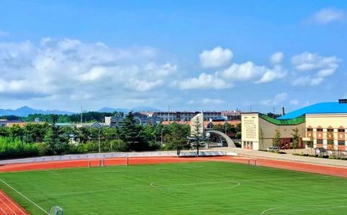 青岛西海岸新区第二高等中学简介概略（建校汗青、地点、师资、校训、情况）