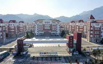 青岛西海岸新区第九高等中学是公立仍是私立,是重点中学吗？