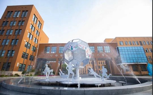 青岛市城阳第二高等中学是公立仍是私立,是重点中学吗?