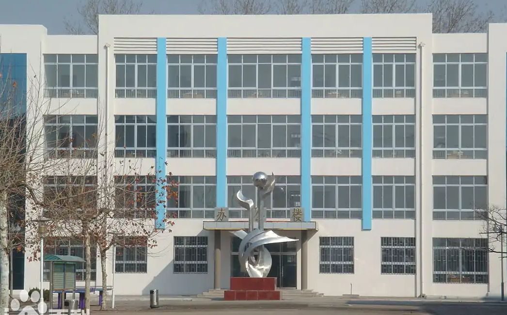 青岛市即墨区第四中学是公立仍是私立,是重点中学吗?