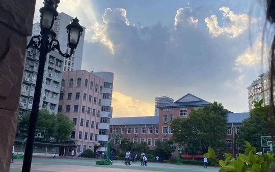 优游市育才高等中学是公立仍是私立,是重点中学吗？